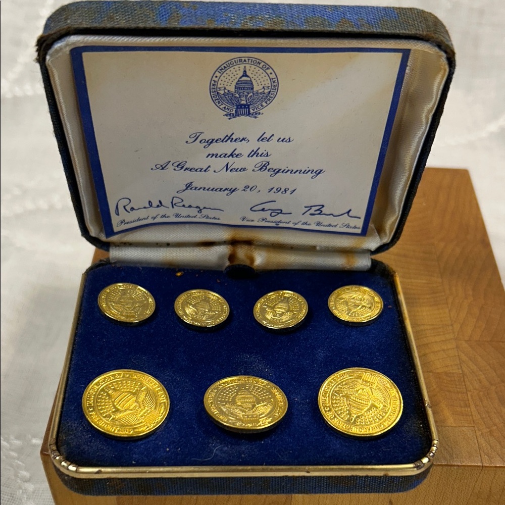 1981 Reagan Bush First inauguration buttons in case.